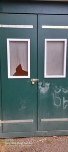 Vandalismus an der Wald-Toilette des Waldkindergartens Wurzelhüpfer